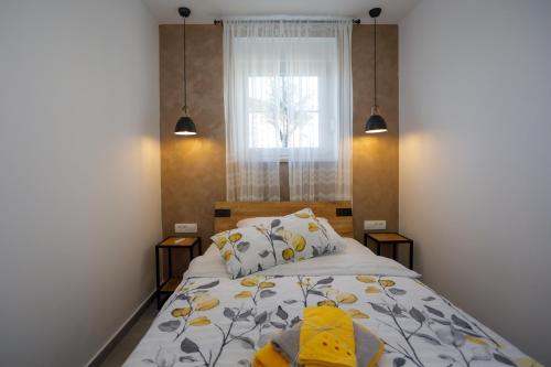 ein Schlafzimmer mit einem Bett und einem Fenster in der Unterkunft New&Modern apartment Dora in Vrh