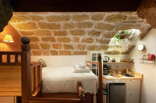 En eller flere senge i et værelse på Dorovinis Monemvasia Castlehouses