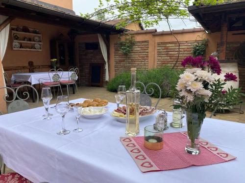 einen weißen Tisch mit Weingläsern und Essen darauf in der Unterkunft Sobe Gondola Sotin in Sotin
