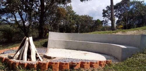 a concrete bench sitting next to a pile of bricks at Recanto do Leão in Alagoa