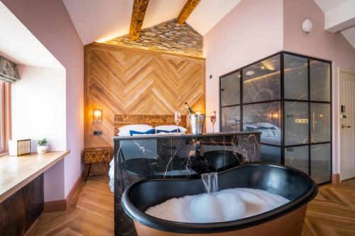 a bathroom with a black tub in a room at Craig's Suites Windermere in Windermere