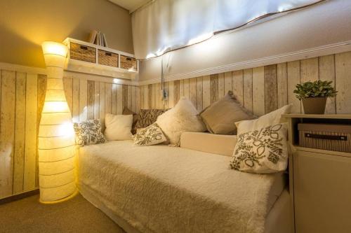 ein Schlafzimmer mit einem Bett mit Kissen darauf in der Unterkunft The Lodge Bad Harzburg in Bad Harzburg