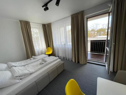 una camera d'albergo con un letto e una grande finestra di Apartament Planeta Mielno 114 Premium a Mielno