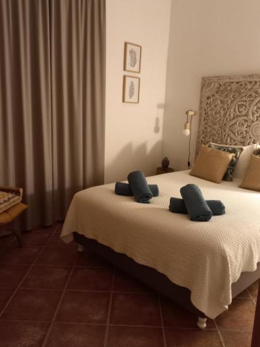 een slaapkamer met een bed met 2 kussens erop bij House Bali Furnas in Furnas