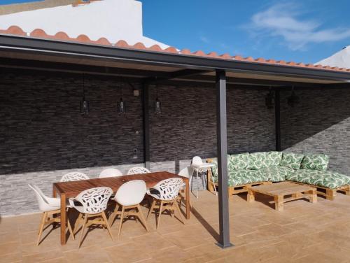 a patio with a table and chairs and a couch at Nuestras Estrellas in Cabreros del Monte