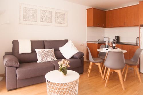uma sala de estar com um sofá e uma mesa em Apartamentos Thaisay LUZ DEL MAR I em Puerto del Carmen