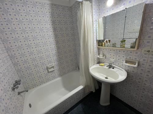 La salle de bains est pourvue d'un lavabo, d'une baignoire et de toilettes. dans l'établissement palermo frente al Zoo, à Buenos Aires