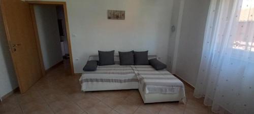 1 dormitorio con 1 cama grande en una habitación blanca en Apartments Buzleta, en Fažana