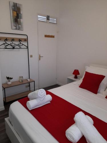 a bedroom with two towels sitting on a bed at Chez Lucile et Gilbert in Bouillante