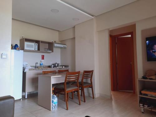 una cucina con un tavolo e sedie in una stanza di Salinas Park Resorte Salinopolis a Salinópolis