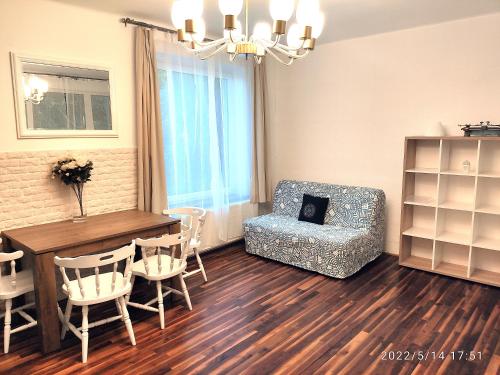 Et sittehjørne på Romantic two bedroom apartment in the hills of Budapest with private parking
