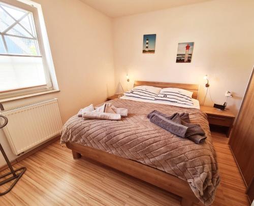 a bedroom with a bed with two towels on it at Quartier4u - 4 Sterne - inklusive POWER WLAN - BikeBox - Wäschepaket - Parkplatz # Bestpreisgarantie # in Zingst