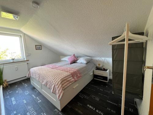 Giường trong phòng chung tại Herzlich willkommen in der Dachstube Niestetal