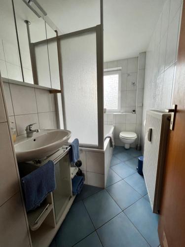 Phòng tắm tại Herzlich willkommen in der Dachstube Niestetal