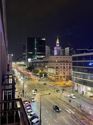a city at night with cars on a busy street w obiekcie Aleje Jerozolimskie 11 19 - Darmowy parking - free parking - 1km do Dworca Centralnego, 850m stacja metra Nowy Świat w Warszawie