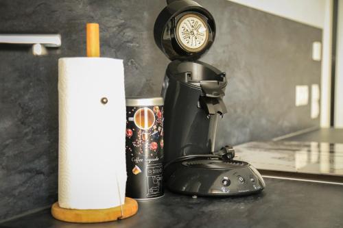 a kitchen counter with a coffee maker and a clock at Ferienwohnung Air-Base - Playmobil, Messe, Nürnberg, Fürth, Ansbach in 20 Minuten erreichbar in Großhabersdorf