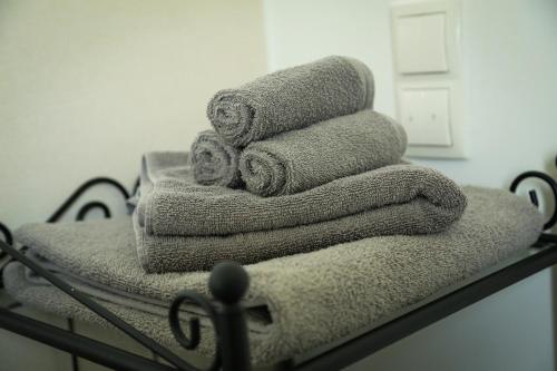 a pile of towels on a rack in a bathroom at Ferienwohnung Air-Base - Playmobil, Messe, Nürnberg, Fürth, Ansbach in 20 Minuten erreichbar in Großhabersdorf