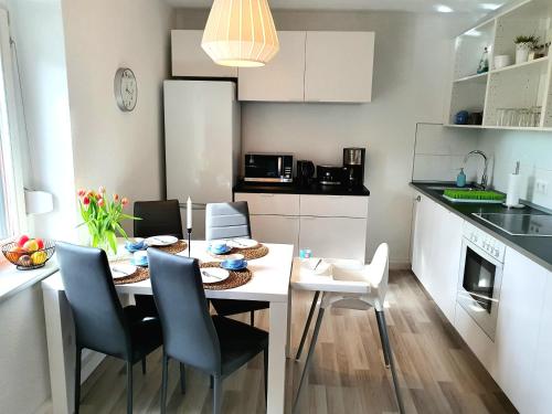 a kitchen and dining room with a table and chairs at Ferienwohnung Xxl Lausitz direkt in Radibor