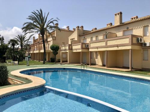 ein großes Schwimmbad vor einem Gebäude in der Unterkunft Denia, playa y ciudad in Denia
