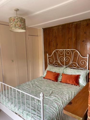 Cosy 2 bedroom Victorian cottage, Newport, Isle of Wight房間的床