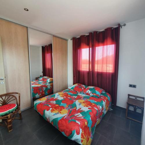 une chambre avec un lit, une table et un miroir dans l'établissement Chez J, appartement à l'étage, T3, à Lecci