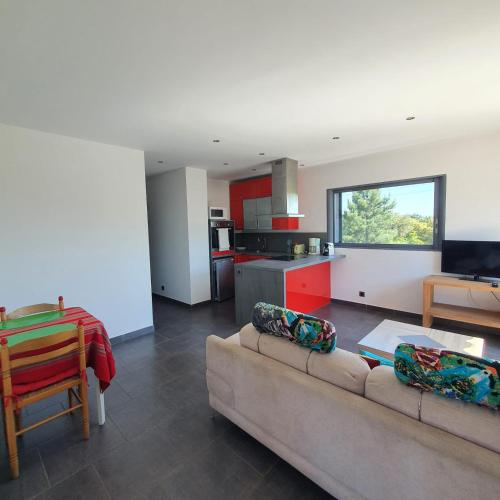 un salon avec un canapé et une table dans l'établissement Chez J, appartement à l'étage, T3, à Lecci