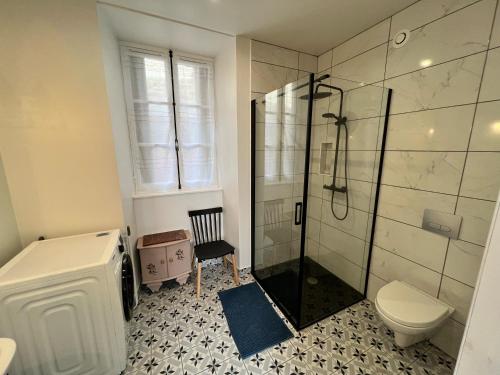 bagno con doccia e servizi igienici. di Treignac Place Studio a Treignac