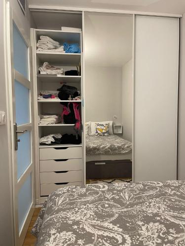 - une chambre avec un placard et un lit dans l'établissement Appartement calme et propre avec vue sur la mer, à Saint-Laurent-du-Var