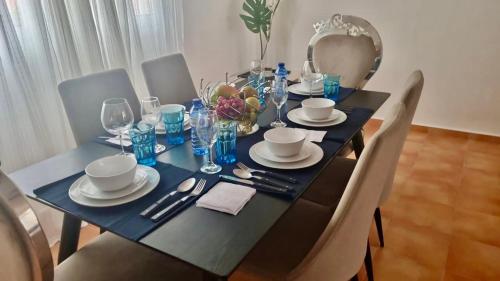 una mesa de comedor con un paño de mesa azul y sillas en Big apartment whit Pool jacuzzi terrace, en Punta Cana