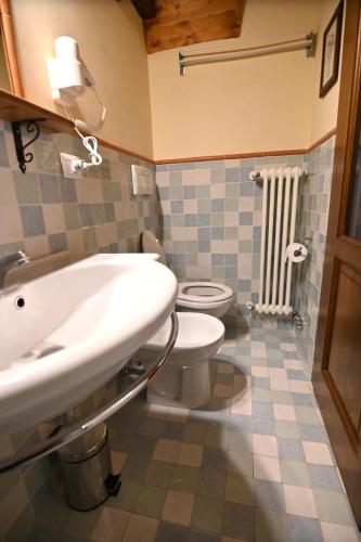 a bathroom with a sink and a toilet at il Cantuccio in Pitigliano