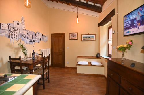 a living room with a table and a dining room at il Cantuccio in Pitigliano