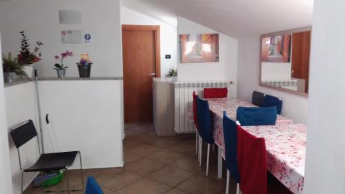 un comedor con 2 mesas y sillas azules en La Quercia Fiorita, en Trivolzio