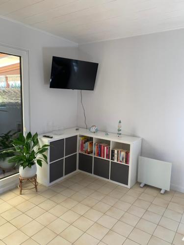 a living room with a tv on a wall at Noorhus - Kurzurlaub an der Ostsee in Maasholm