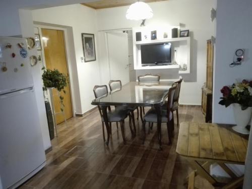 a kitchen and dining room with a table and chairs at Hostel San Juan 653 Dpto 3 in San Rafael
