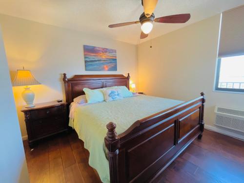 um quarto com uma cama e uma ventoinha de tecto em #901 Private Beach and Gulf Views em Fort Myers Beach