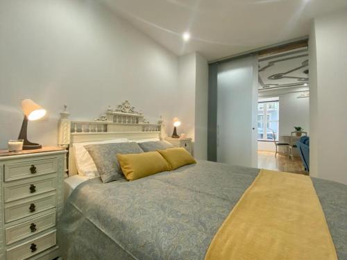 Un pat sau paturi într-o cameră la Farmácia Vila Lobos Apartment