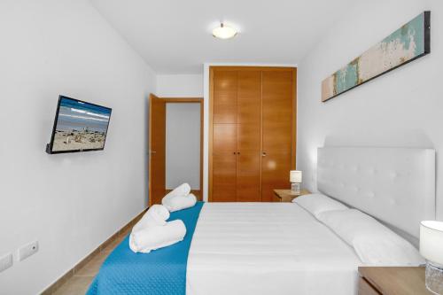 Llit o llits en una habitació de OCEAN BLUE, Next to the Ocean, Fast Wi-Fi