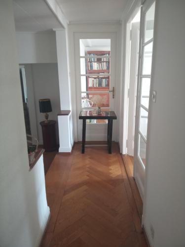 Knihovna v apartmánu