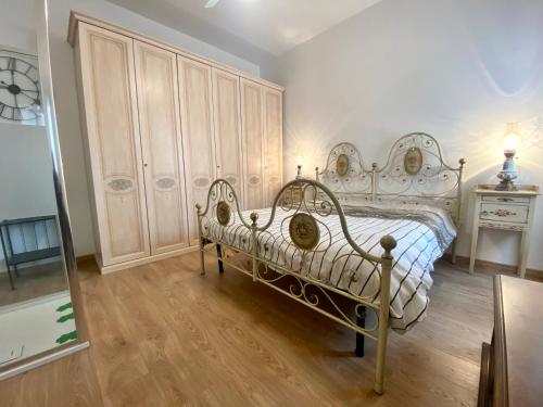 Schlafzimmer mit einem weißen Bett und Holzboden in der Unterkunft Casa Clemy Lago di Bolsena in Capodimonte