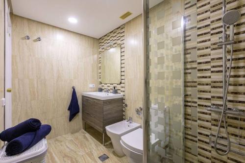 uma casa de banho com um WC, um lavatório e um chuveiro em SEAVIEW Estepona Marine Port with POOLS em Estepona