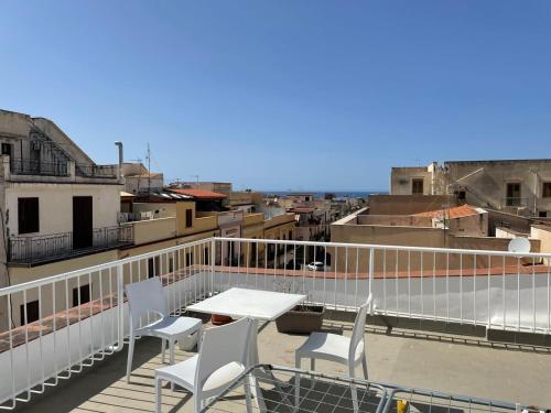 d'un balcon sur le toit avec une table et des chaises. dans l'établissement Voilà Rooms Guest House, à Terrasini