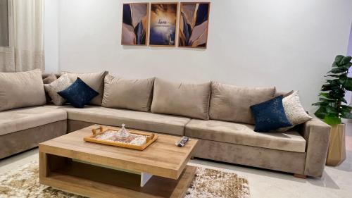a living room with a couch and a coffee table at APPARTEMENT de LUXE au COEUR de Oujda - City Budget Coralia in Oujda