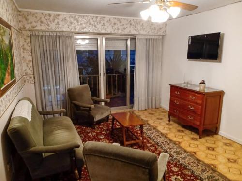 TV a/nebo společenská místnost v ubytování 25puntocinco alquiler x día con cochera Tandil