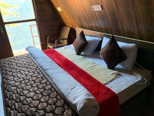 Cottages Amid Mountains في جوشيماث: سرير كبير في غرفة مع نافذة