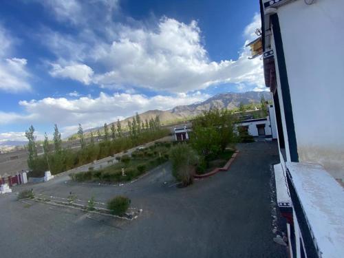 uitzicht op een parkeerplaats met bergen op de achtergrond bij Hotel Skittsal Leh in Leh