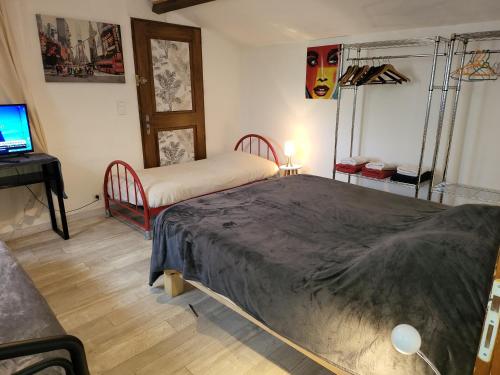 1 dormitorio con 1 cama grande y escritorio en Cottage Perla Vita, en Le Cannet