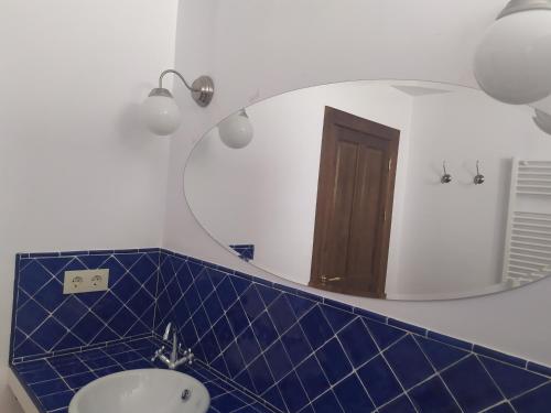 a bathroom with a mirror and a toilet and a sink at Casa Rural Casa Sagasta in Elche de la Sierra