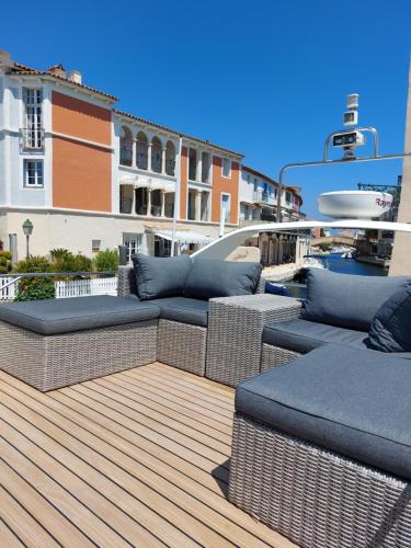 une terrasse avec des canapés et des chaises sur un bateau dans l'établissement ENERGY Rêves D'Ô, à Grimaud