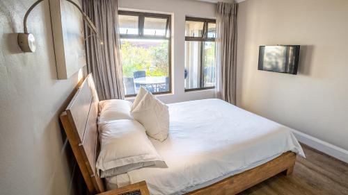 Un pat sau paturi într-o cameră la Modern self-catering apartment in a secure estate