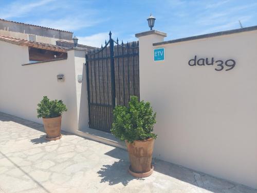 two potted plants in front of a black gate at Dau 39 in Montuiri